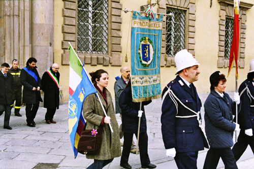 foto delegata ANVGD con bandiera