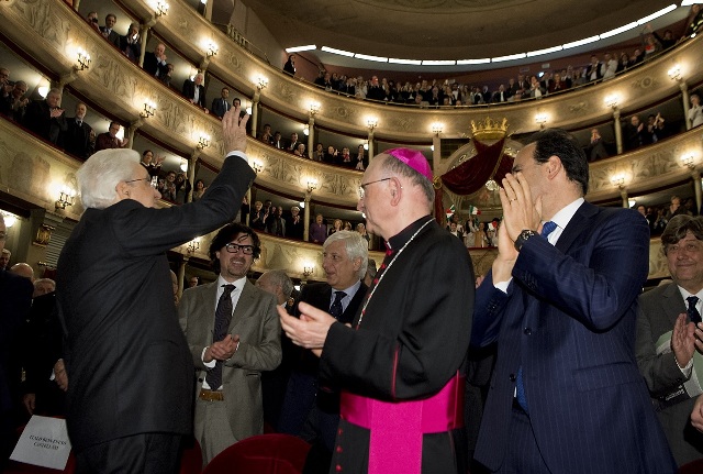foto del Presidente Sergio mattarella al Teatro del Giglio di Lucca