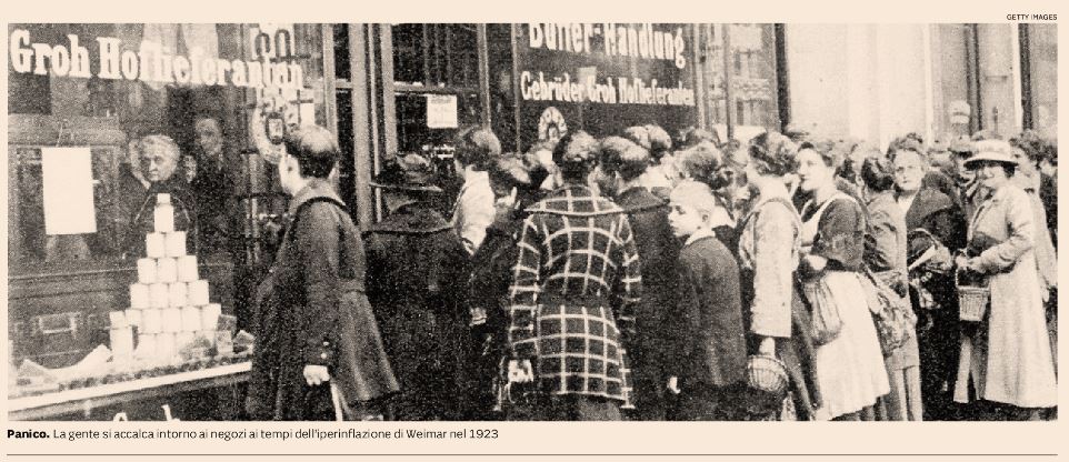 La gente si accalca intorno ai negozi ai tempi dell’iperinflazione di Weimar nel 1923